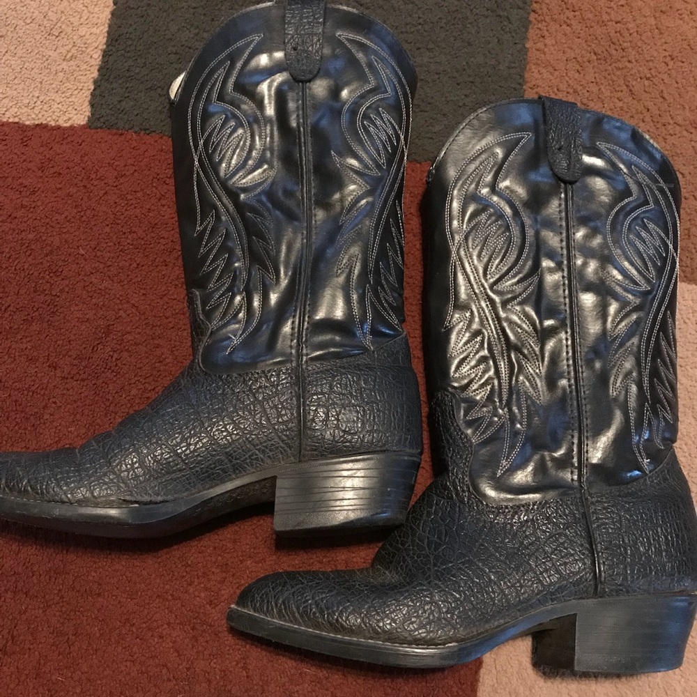 Women’s cowgirl boots. Size 8